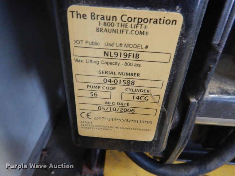 image for item GW9511 2006 GMC C5500 shuttle bus