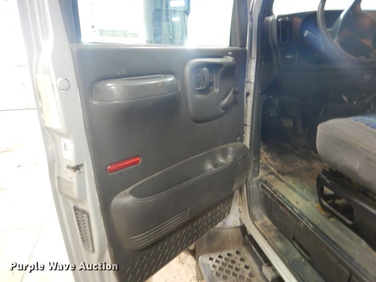 image for item GW9511 2006 GMC C5500 shuttle bus