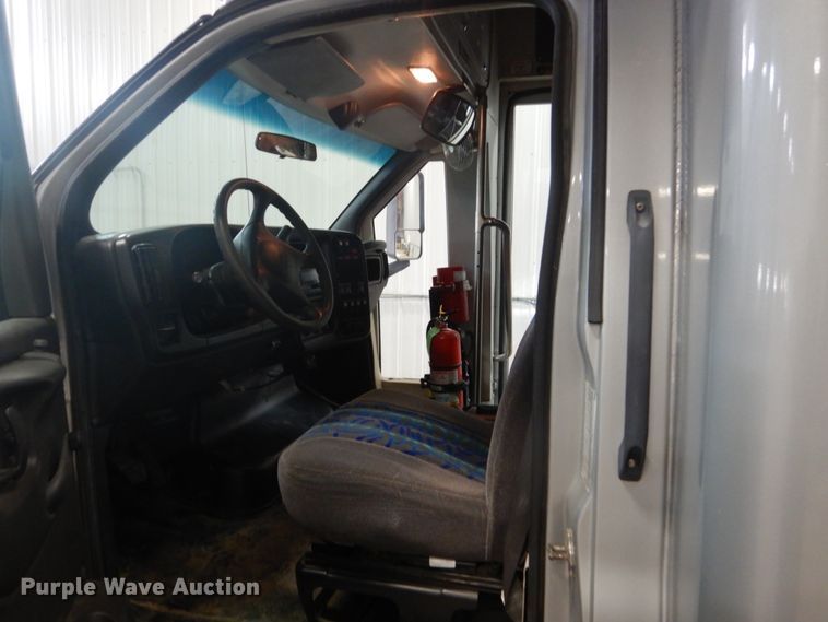 image for item GW9511 2006 GMC C5500 shuttle bus