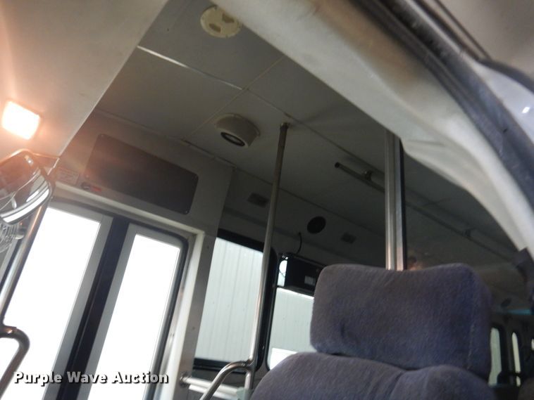 image for item GW9511 2006 GMC C5500 shuttle bus