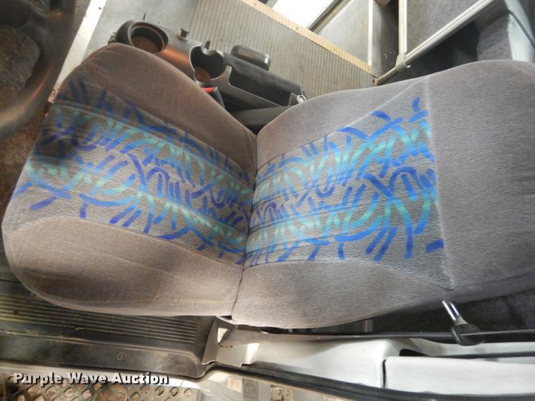 image for item GW9511 2006 GMC C5500 shuttle bus