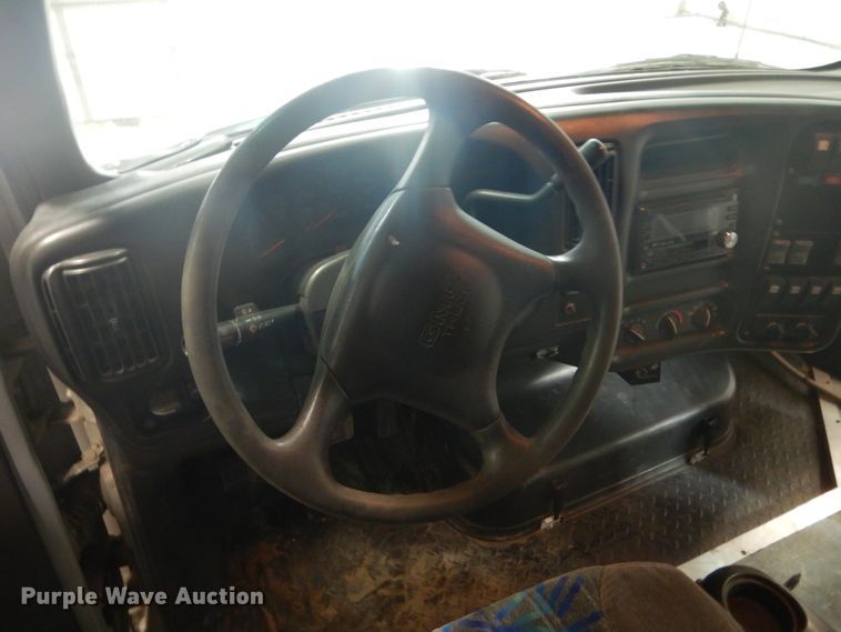 image for item GW9511 2006 GMC C5500 shuttle bus