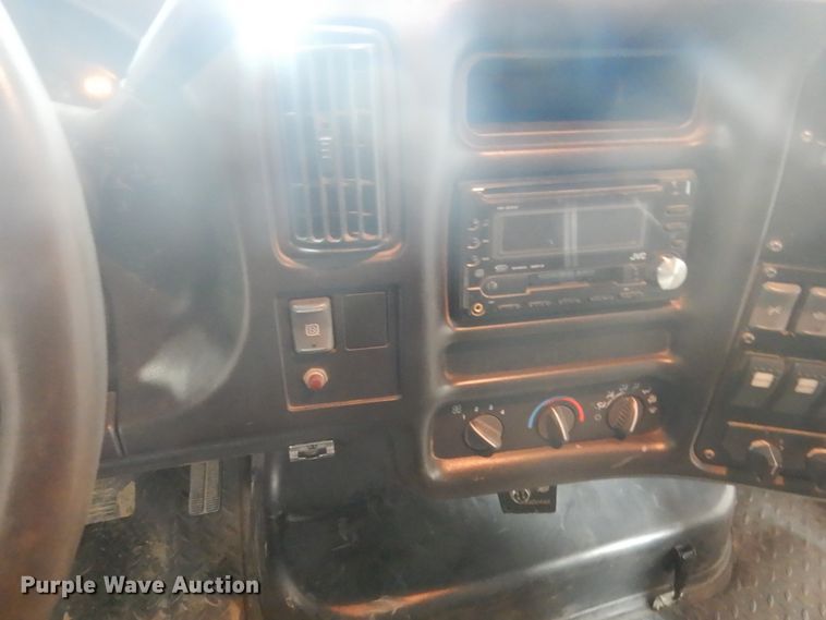 image for item GW9511 2006 GMC C5500 shuttle bus