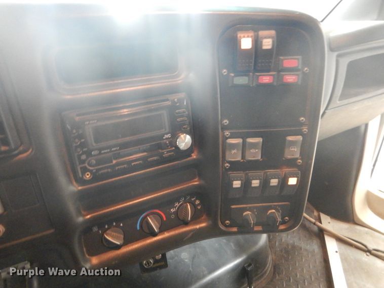 image for item GW9511 2006 GMC C5500 shuttle bus