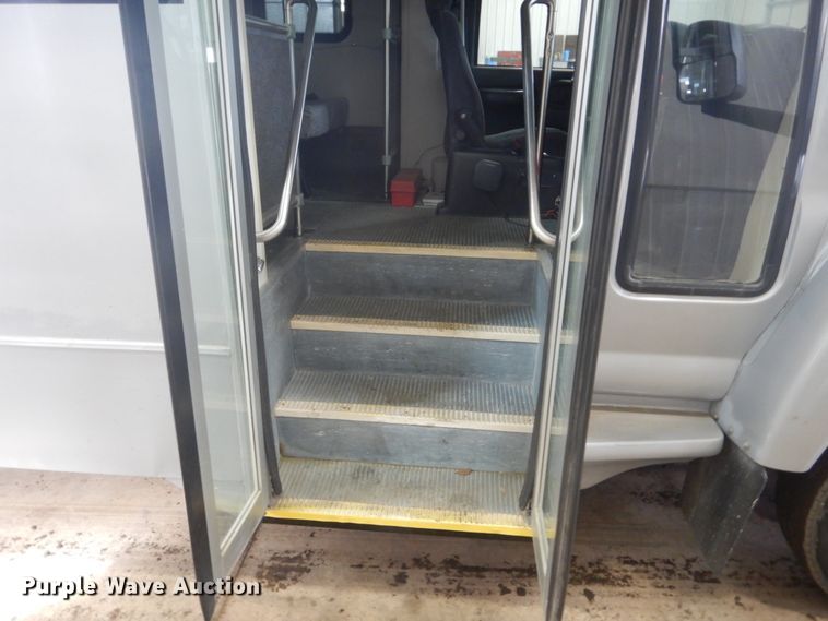 image for item GW9511 2006 GMC C5500 shuttle bus