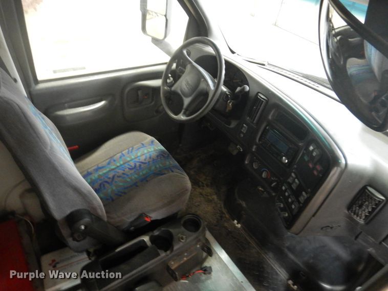 image for item GW9511 2006 GMC C5500 shuttle bus