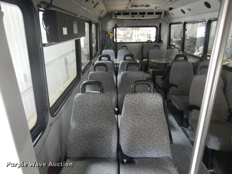 image for item GW9511 2006 GMC C5500 shuttle bus