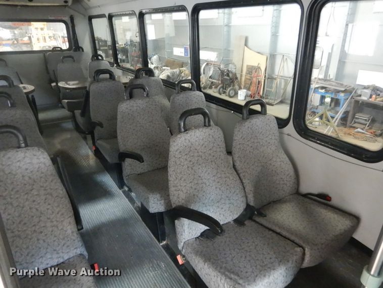 image for item GW9511 2006 GMC C5500 shuttle bus