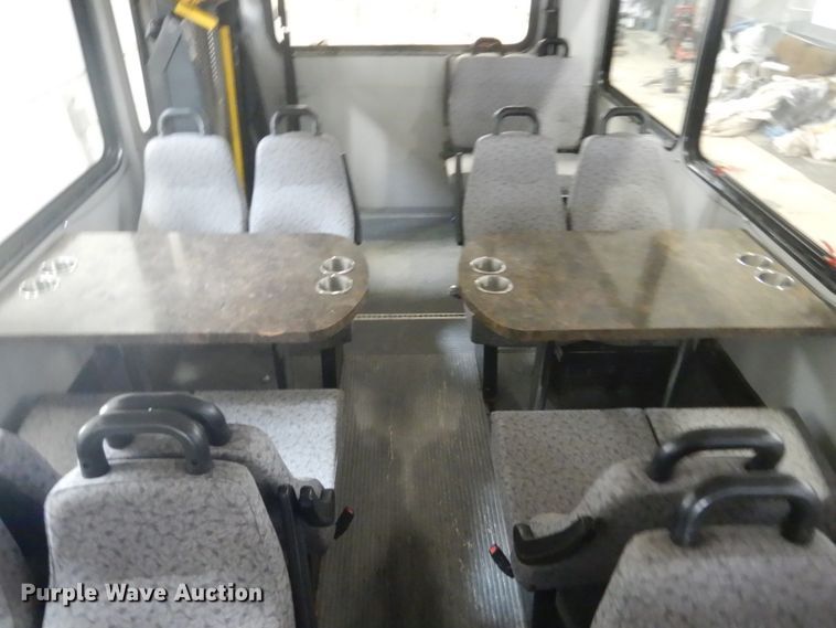 image for item GW9511 2006 GMC C5500 shuttle bus