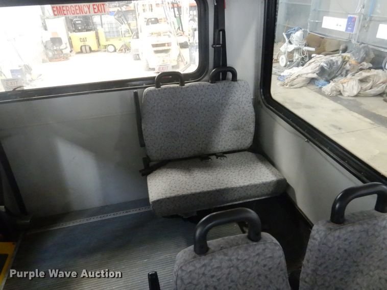 image for item GW9511 2006 GMC C5500 shuttle bus