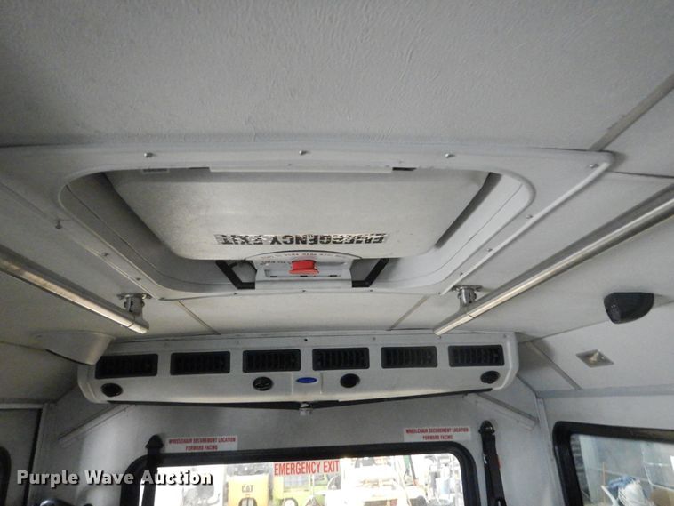 image for item GW9511 2006 GMC C5500 shuttle bus