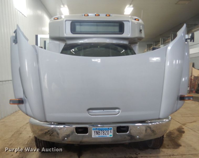 image for item GW9511 2006 GMC C5500 shuttle bus