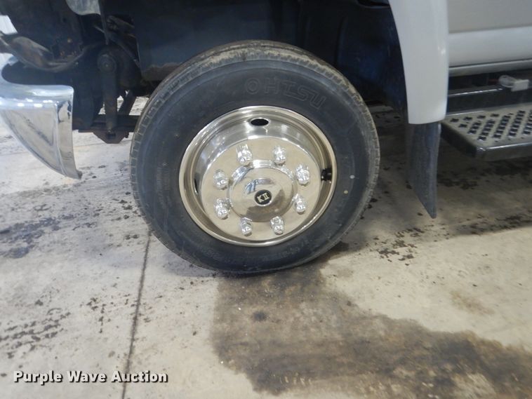 image for item GW9511 2006 GMC C5500 shuttle bus