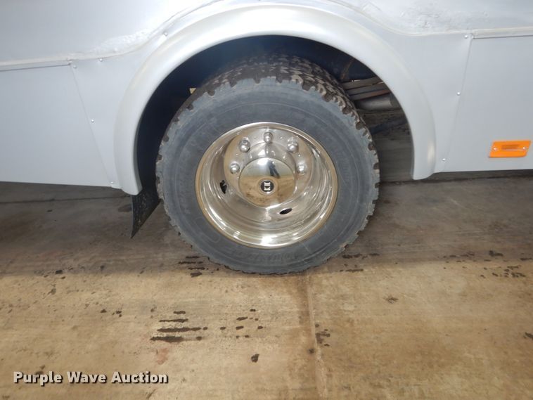 image for item GW9511 2006 GMC C5500 shuttle bus