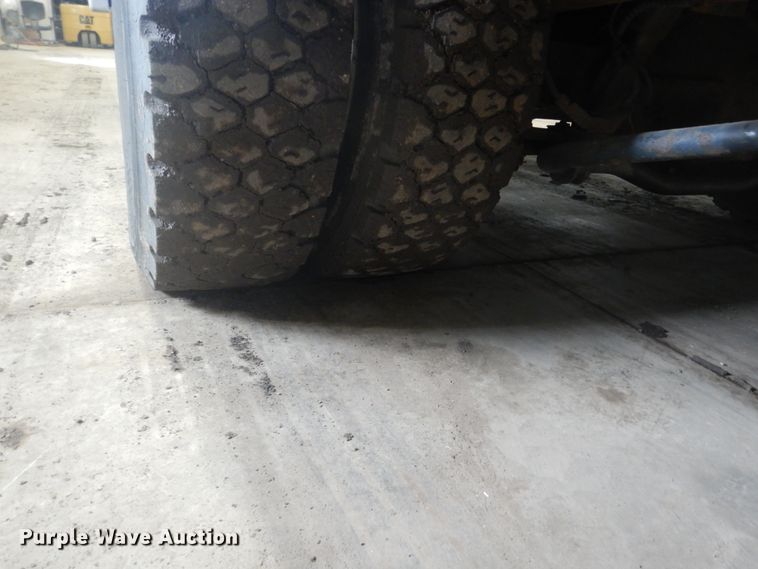 image for item GW9511 2006 GMC C5500 shuttle bus