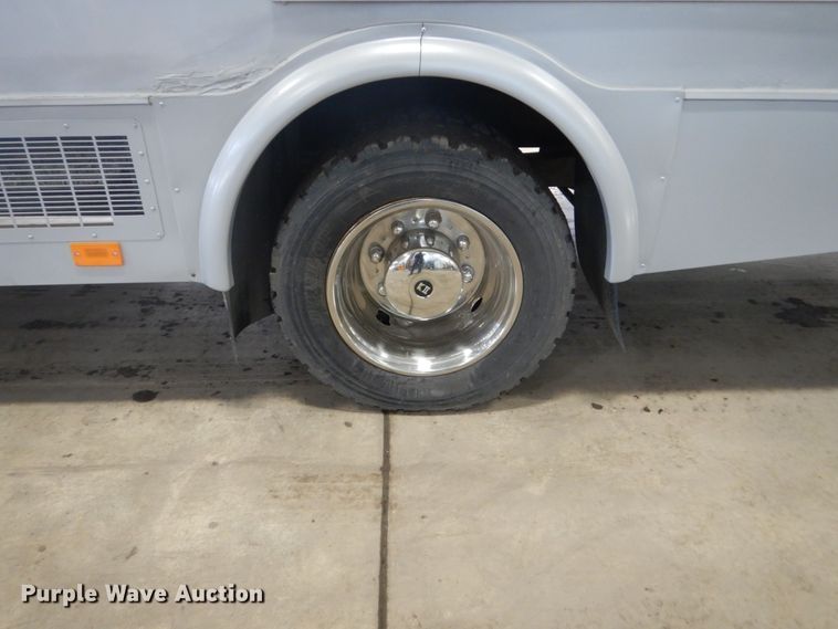 image for item GW9511 2006 GMC C5500 shuttle bus