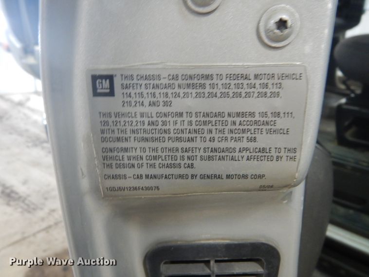 image for item GW9511 2006 GMC C5500 shuttle bus