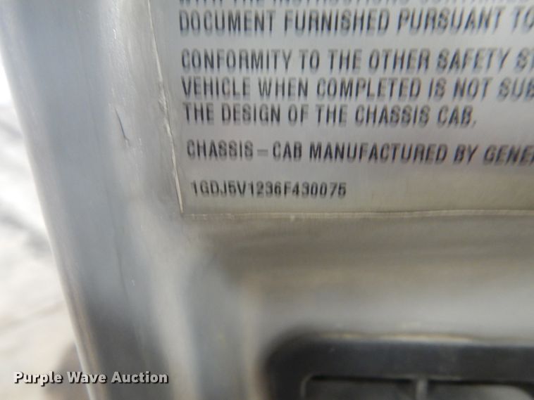 image for item GW9511 2006 GMC C5500 shuttle bus