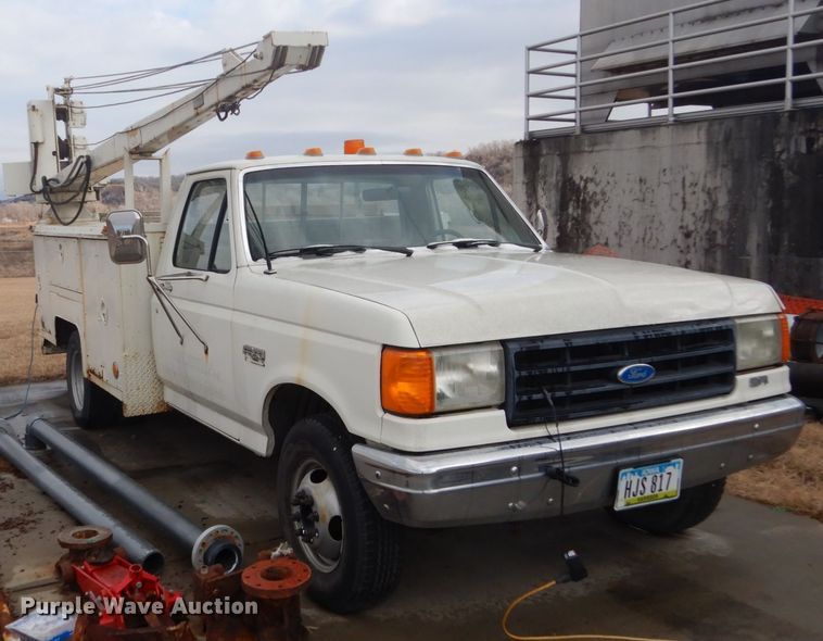 image for item GW9524 1988 Ford F350 utility bed pickup truck with crane