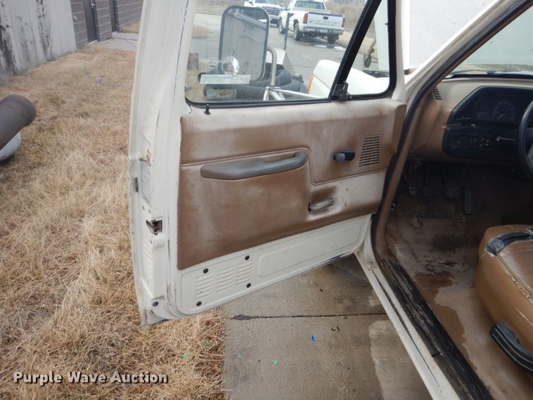 image for item GW9524 1988 Ford F350 utility bed pickup truck with crane