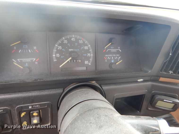 image for item GW9524 1988 Ford F350 utility bed pickup truck with crane