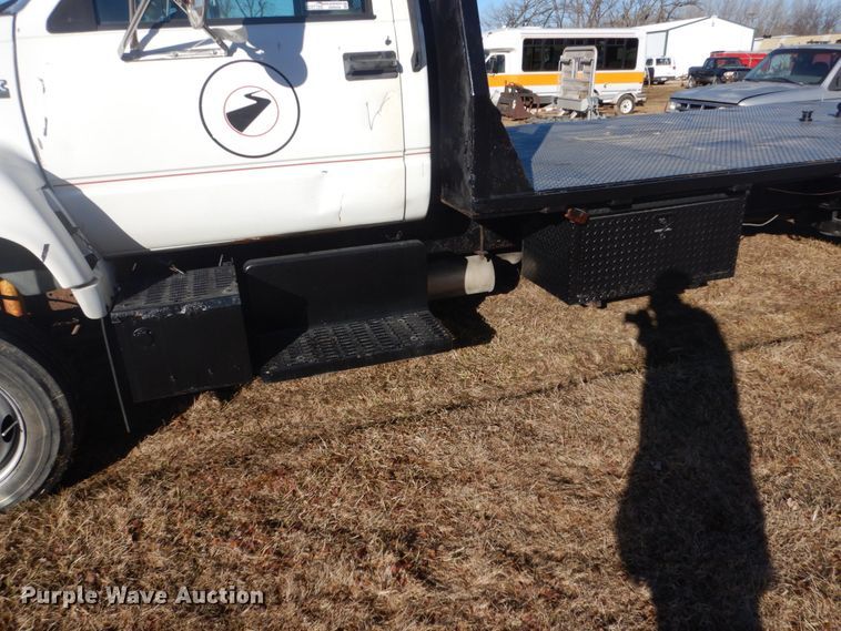 image for item GW9539 1999 GMC TopKick flatbed truck