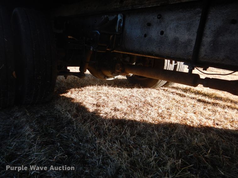 image for item GW9539 1999 GMC TopKick flatbed truck