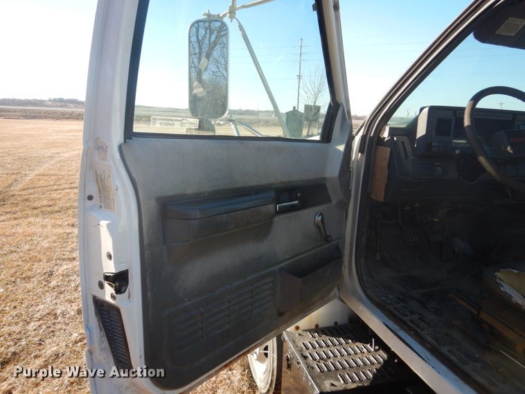 image for item GW9539 1999 GMC TopKick flatbed truck