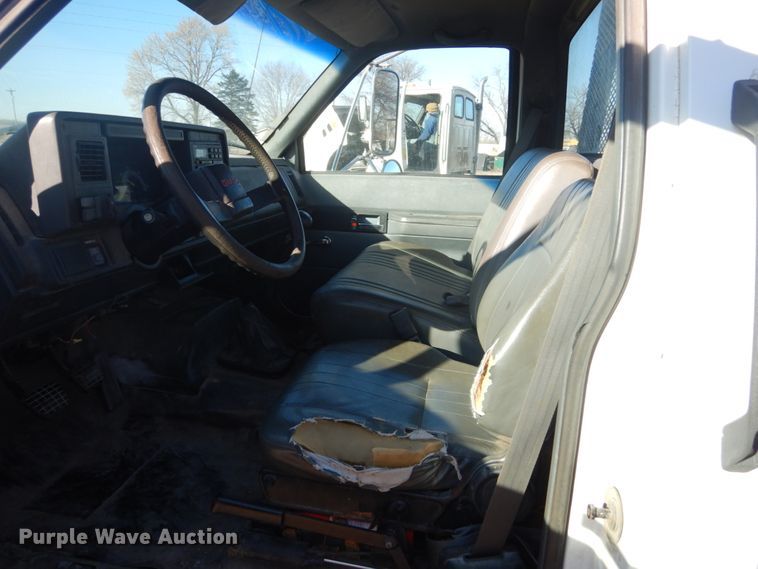 image for item GW9539 1999 GMC TopKick flatbed truck