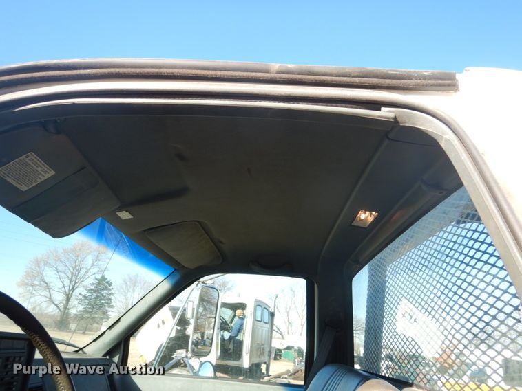 image for item GW9539 1999 GMC TopKick flatbed truck