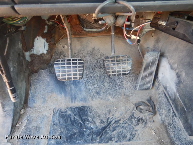 image for item GW9539 1999 GMC TopKick flatbed truck