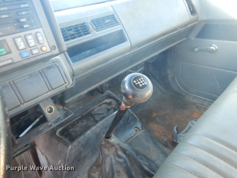 image for item GW9539 1999 GMC TopKick flatbed truck