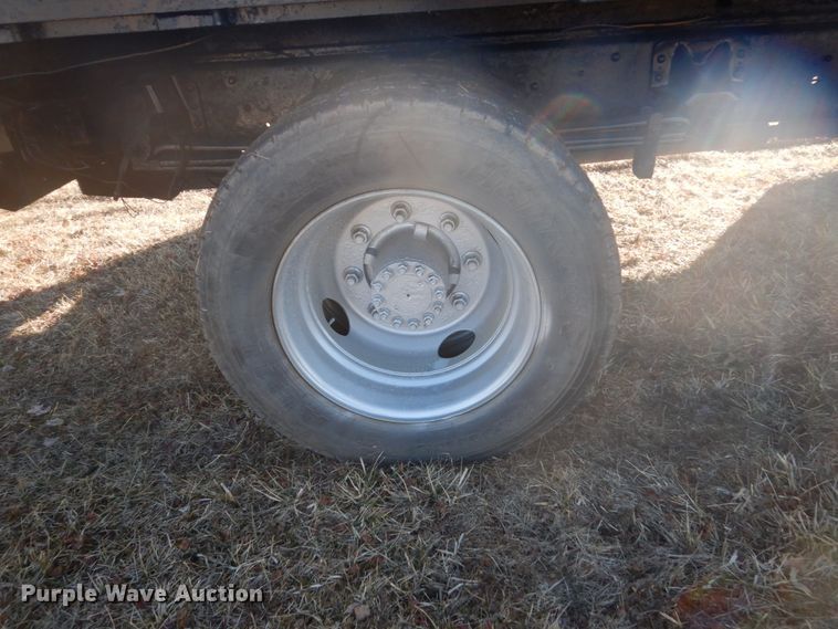 image for item GW9539 1999 GMC TopKick flatbed truck