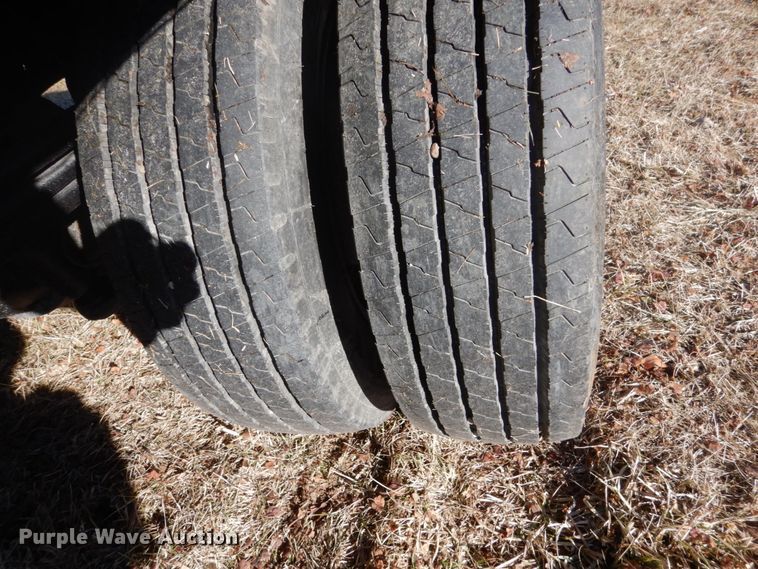 image for item GW9539 1999 GMC TopKick flatbed truck