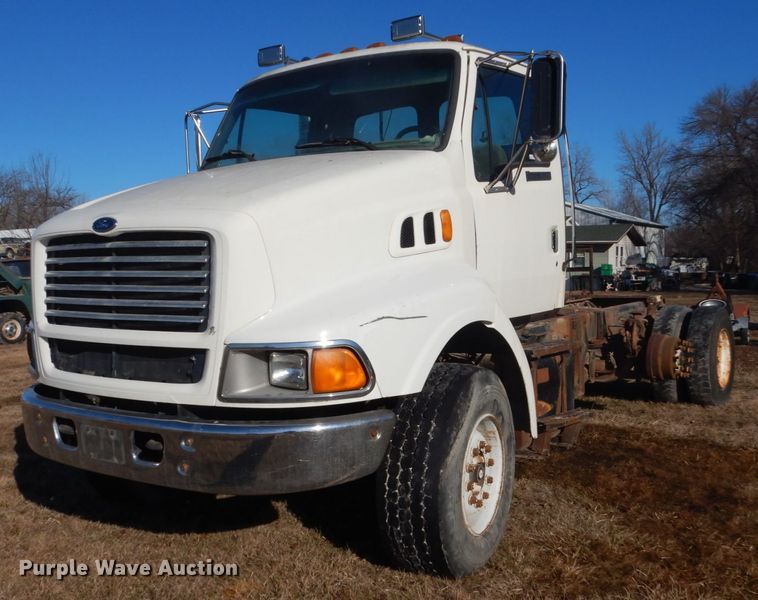 image for item GW9542 1998 Ford 8513 truck cab and chassis