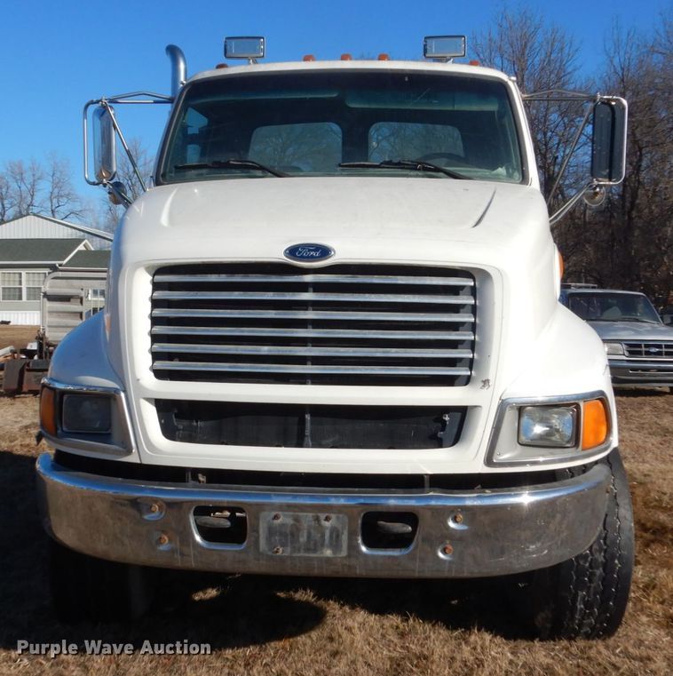 image for item GW9542 1998 Ford 8513 truck cab and chassis