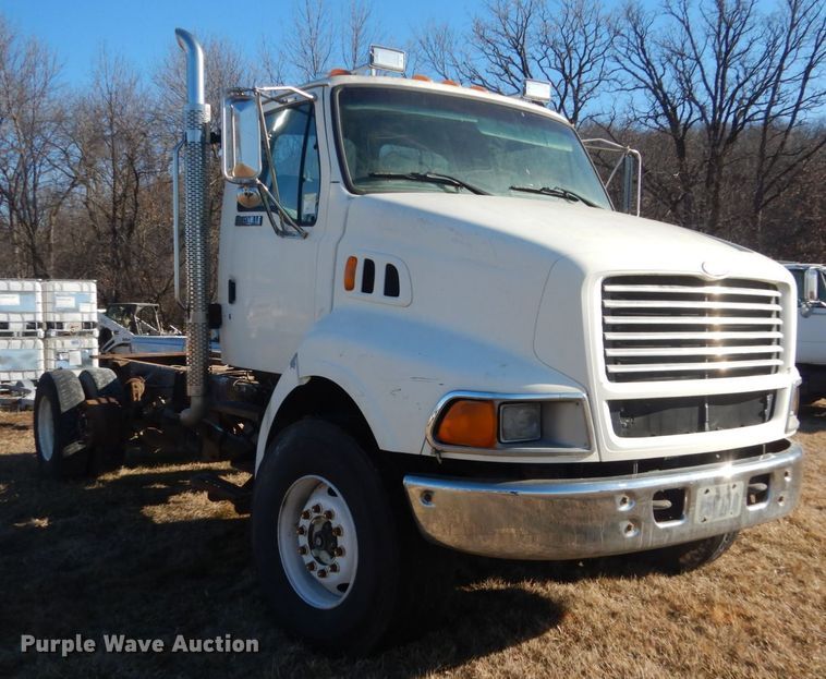 image for item GW9542 1998 Ford 8513 truck cab and chassis