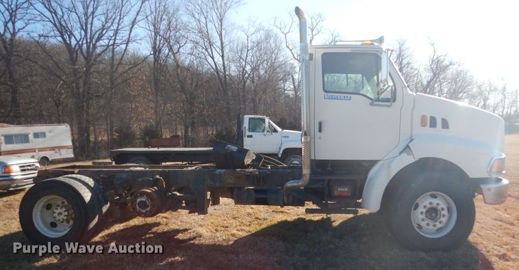 image for item GW9542 1998 Ford 8513 truck cab and chassis