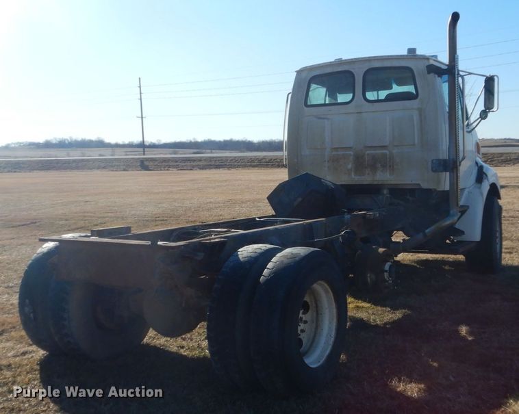 image for item GW9542 1998 Ford 8513 truck cab and chassis