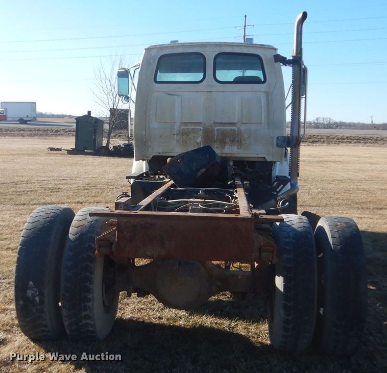 image for item GW9542 1998 Ford 8513 truck cab and chassis