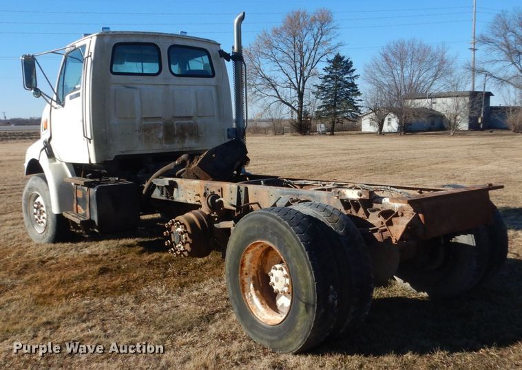 image for item GW9542 1998 Ford 8513 truck cab and chassis