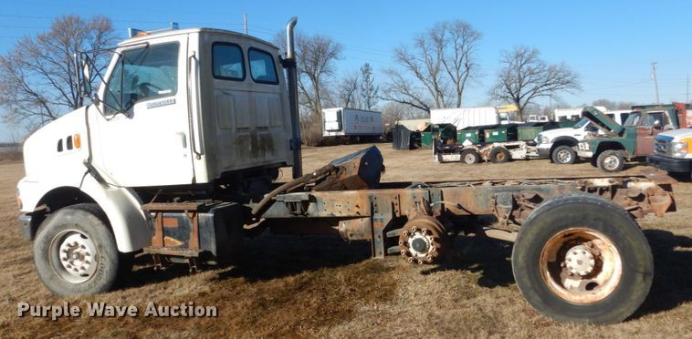 image for item GW9542 1998 Ford 8513 truck cab and chassis