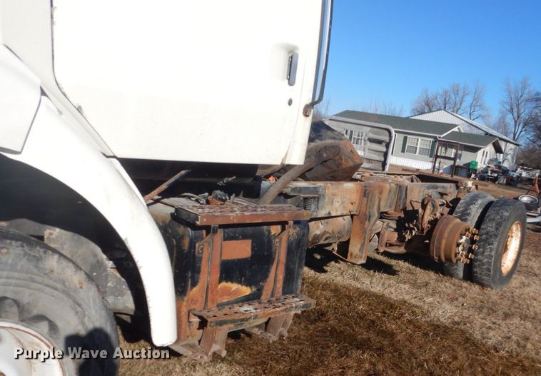 image for item GW9542 1998 Ford 8513 truck cab and chassis