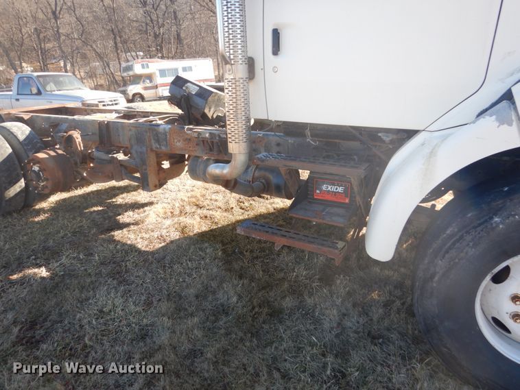 image for item GW9542 1998 Ford 8513 truck cab and chassis