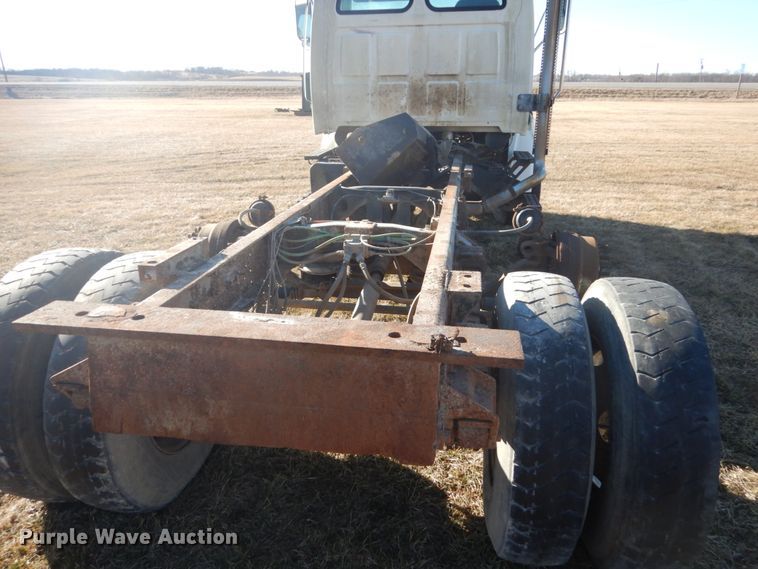 image for item GW9542 1998 Ford 8513 truck cab and chassis