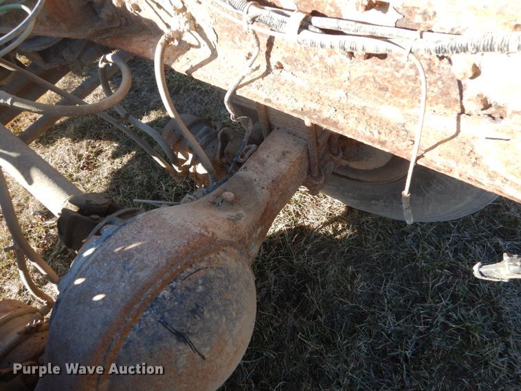 image for item GW9542 1998 Ford 8513 truck cab and chassis