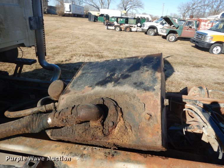 image for item GW9542 1998 Ford 8513 truck cab and chassis