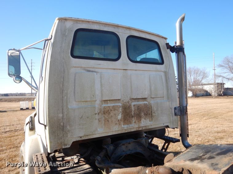 image for item GW9542 1998 Ford 8513 truck cab and chassis