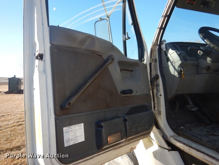 image for item GW9542 1998 Ford 8513 truck cab and chassis