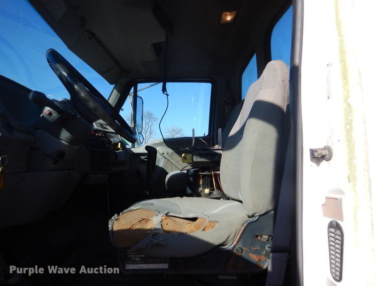 image for item GW9542 1998 Ford 8513 truck cab and chassis